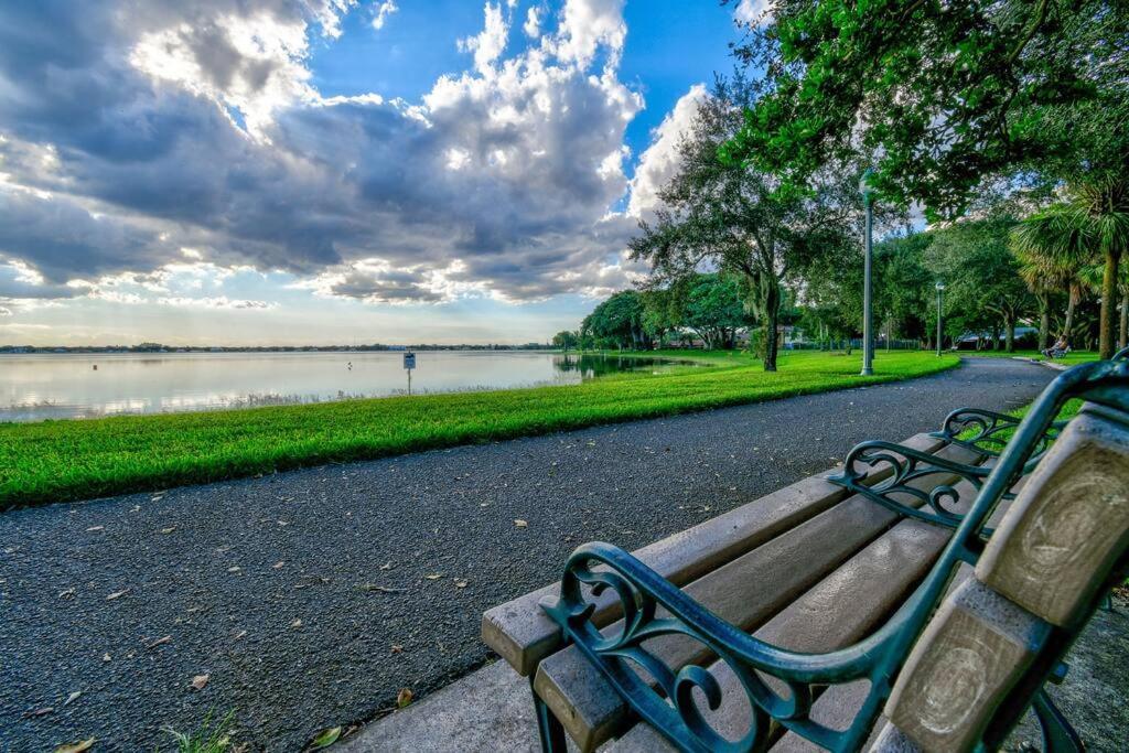 Tropical Beach & Lakefront Home Уэст-Палм-Бич Экстерьер фото